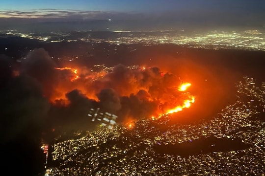 Biệt thự của bà Harris nằm trong khu vực sơ tán do cháy rừng ở Los Angeles