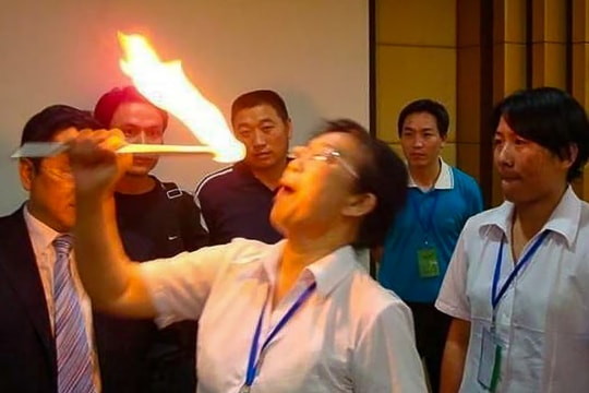 Công ty Trung Quốc ép nhân viên ăn lửa để 'vượt qua nỗi sợ hãi'