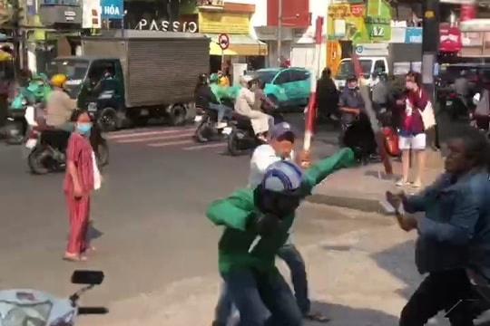 Mâu thuẫn việc đón khách, tài xế xe ôm hỗn chiến trước cổng bệnh viện ở TP HCM