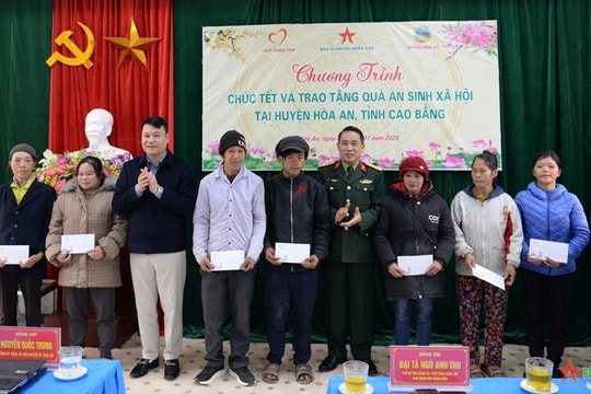Báo Quân đội nhân dân phối hợp trao quà Tết đến đồng bào hoàn cảnh khó khăn tại Cao Bằng