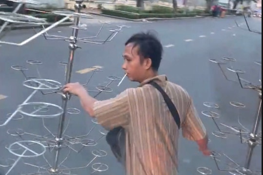 Xe 16 chỗ bị người đàn ông bán hàng rong dùng đồ inox... vây kín