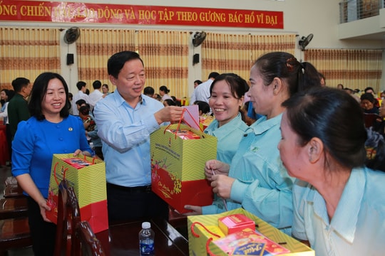 Phó Thủ tướng Trần Hồng Hà tặng quà Tết cho gia đình chính sách, hộ nghèo, công nhân tại Đồng Nai