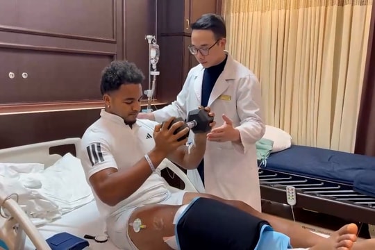 Vừa phẫu thuật, Xuân Son đã tập luyện trở lại