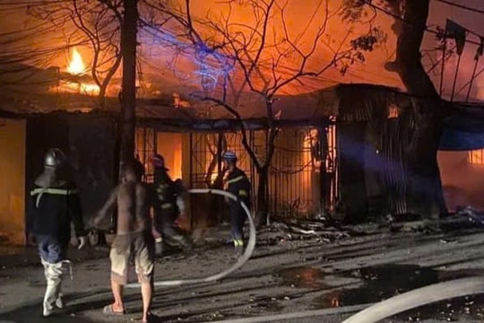 Cháy lớn dãy nhà trong ngõ ở Hà Nội