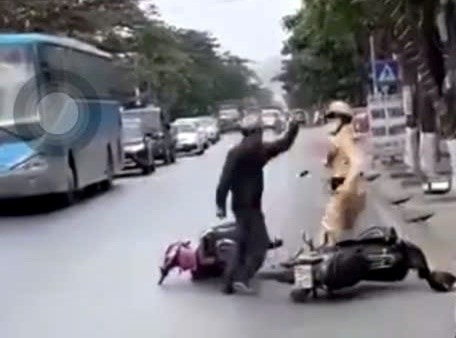 Tạm giữ U60 hành hung Cảnh sát giao thông