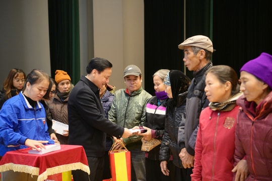 Phó Chủ tịch Quốc hội Nguyễn Khắc Định trao quà Tết tại Thái Bình