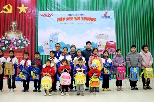 Báo Giáo dục và Thời đại mang Tết ấm áp đến học sinh vùng cao tỉnh Cao Bằng