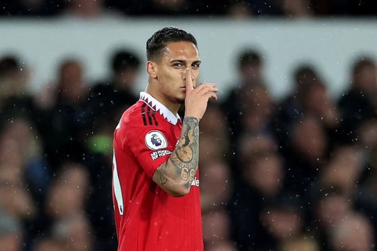 Antony khởi kiện Ajax