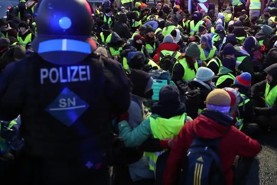 Đức: Hàng nghìn người biểu tình phản đối đại hội đảng cực hữu AfD