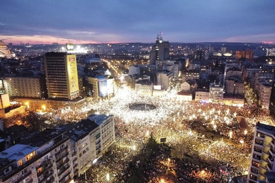 Biển người trong cuộc biểu tình sinh viên chống chính quyền ở Serbia