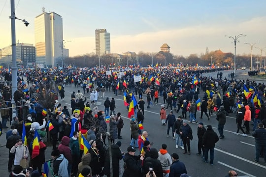 Romania: Biểu tình rầm rộ yêu cầu tiến hành lại cuộc bầu cử bị hủy bỏ