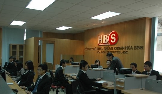 Lãnh đạo Chứng khoán Hòa Bình (HBS) gom cổ phiếu, biến động lớn trong cơ cấu cổ đông