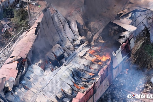 Cháy lớn tại khu nhà xưởng Tân Triều, khói đen cao hàng chục mét