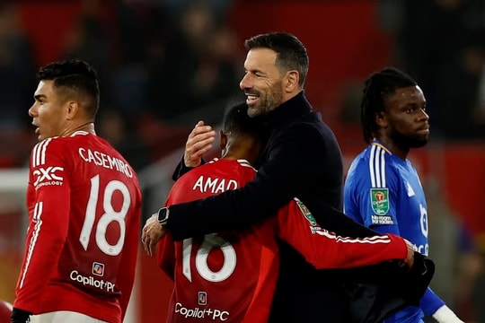 HLV Van Nistelrooy tái ngộ Man U