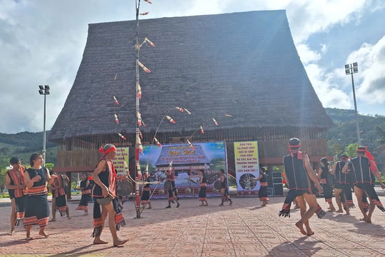 Kon Tum: Tặng chiêng, đấu giá sâm Ngọc Linh để 'tiếp sức' cho làng tái định cư