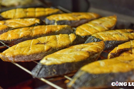 Xuyên đêm nướng cá phục vụ Tết