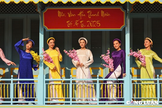 Phố ông đồ TP HCM ngập tràn sắc xuân, nhiều bạn trẻ hào hứng 'check-in'