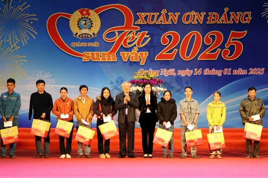 Phó Thủ tướng Thường trực Nguyễn Hòa Bình dự Chương trình Tết sum vầy - Xuân ơn Đảng năm 2025