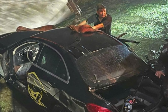 Tin mới nhất vụ xe Mercedes lao xuống biển Nha Trang