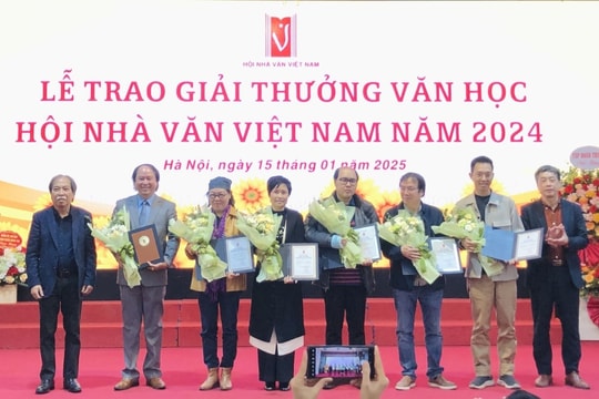 Hội Nhà văn Việt Nam trao giải thưởng đặc biệt cho nhà văn Y Ban