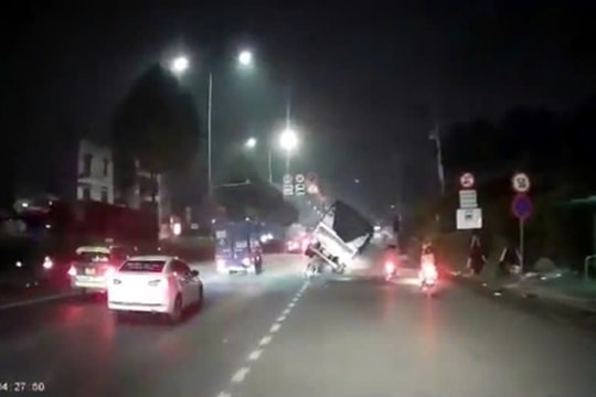 Xe tải lật trên quốc lộ TP HCM, 6 người thoát chết