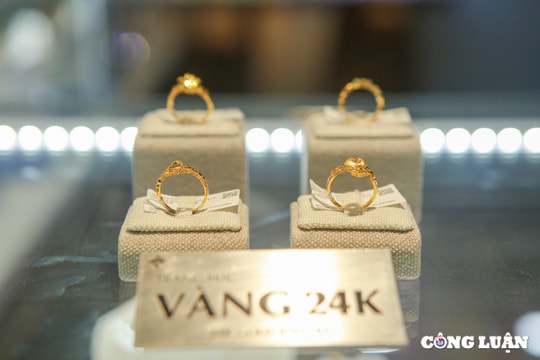 Giá vàng tăng mạnh vọt qua mốc 120 triệu đồng/lượng