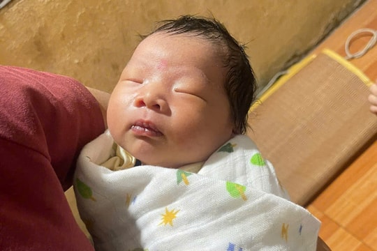 TP HCM: Bé gái sơ sinh bị bỏ rơi trong giỏ nhựa trước nhà