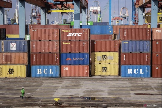 Tài xế thắng gấp, sắt đổ xuống đường đè người dân bị thương