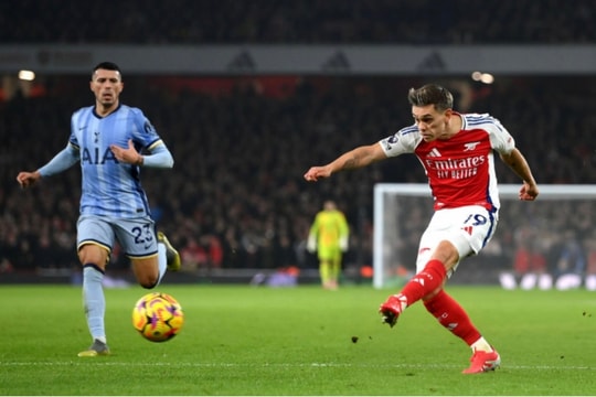 Đánh bại Tottenham, Arsenal hâm nóng cuộc đua vô địch Ngoại hạng Anh