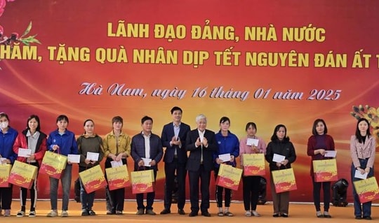 Chủ tịch Ủy ban Trung ương MTTQ Việt Nam Đỗ Văn Chiến thăm, tặng quà Tết tại Hà Nam