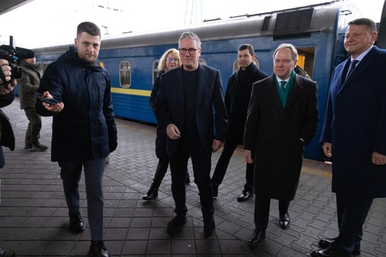 Thủ tướng Anh đến thăm Kiev và ký hiệp ước đối tác 100 năm với Ukraine