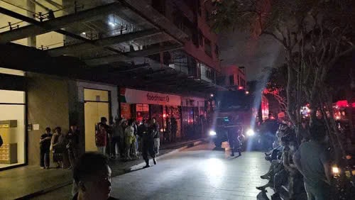 Cháy chung cư ở TP. HCM, hàng trăm người hốt hoảng tìm đường thoát nạn