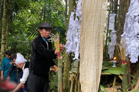 Lễ cúng rừng của người Mông xã Nà Hẩu là Di sản quốc gia
