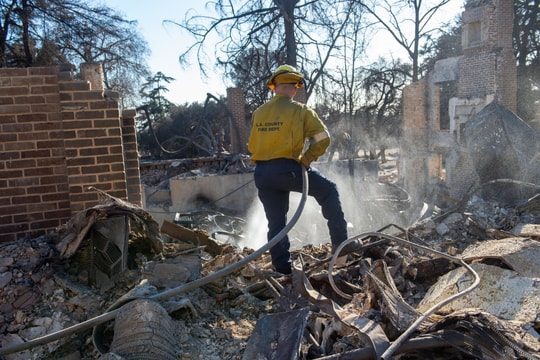 Người dân Los Angeles được khuyến cáo không về nhà ít nhất một tuần nữa