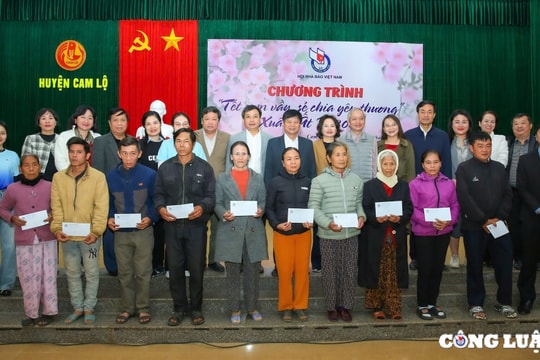 Hội Nhà báo Việt Nam: Góp tết ấm cho đồng bào nghèo huyện Cam Lộ, tỉnh Quảng Trị