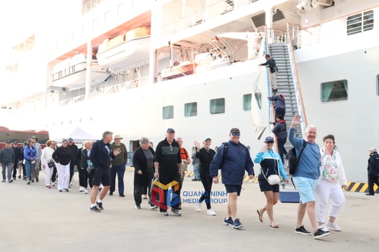 Quảng Ninh đón 2 tàu biển đưa 1.200 du khách quốc tế đến Hạ Long