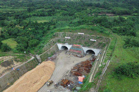 Đào thông 2 ống hầm Tuy An trên cao tốc Chí Thạnh - Vân Phong