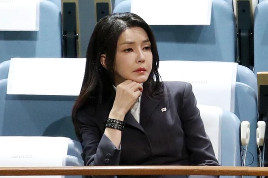 Đệ nhất phu nhân Hàn Quốc suy kiệt sức khỏe, bị đề nghị cấm xuất cảnh