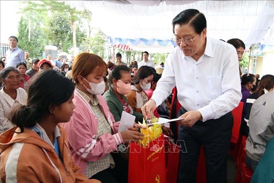 Trưởng ban Nội chính Trung ương tặng quà Tết hộ nghèo, đồng bào dân tộc thiểu số tỉnh Lâm Đồng