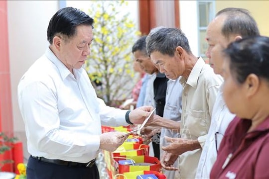 Trưởng ban Tuyên giáo Trung ương Nguyễn Trọng Nghĩa thăm và trao quà Tết tại Long An
