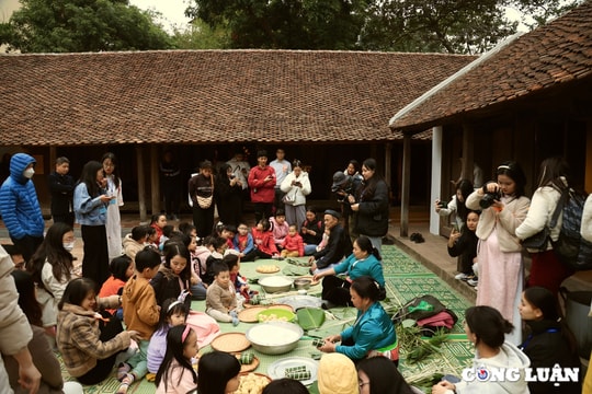Du khách thích thú trải nghiệm Tết truyền thống tại Bảo tàng Dân tộc học Việt Nam