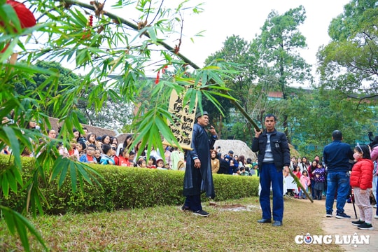 Trải nghiệm dựng cây nêu cùng du khách đón Tết Nguyên đán Ất Tỵ 2025