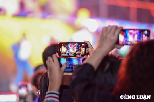 Hàng nghìn người háo hức trước Lễ Tổng duyệt chương trình 'Hòa nhạc ánh sáng - Chào năm mới 2025'