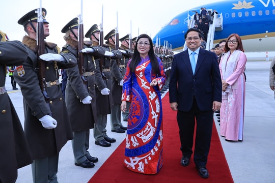 Thủ tướng Phạm Minh Chính và Phu nhân tới thủ đô Praha, bắt đầu thăm chính thức Cộng hoà Czech