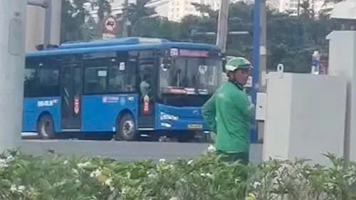 Công an TP. HCM điều tra người mặc đồ GrabBike chỉnh đèn giao thông ở Thủ Đức