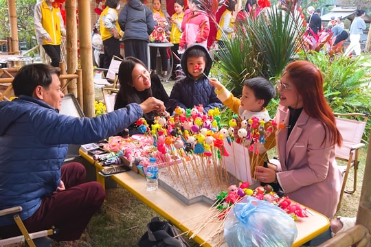 Kết nối tri thức và truyền thống qua “Hội Chợ Tết 2025: Hội Xuân Tri Thức”