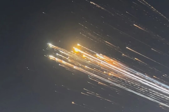 Loạt video kinh hoàng khi tàu vũ trụ SpaceX nổ tung và tạo 'mưa sao băng' rơi xuống từ bầu trời