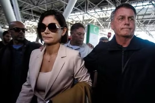 Bị cấm xuất cảnh, cựu Tổng thống Brazil tiễn vợ tới dự lễ nhậm chức của ông Trump