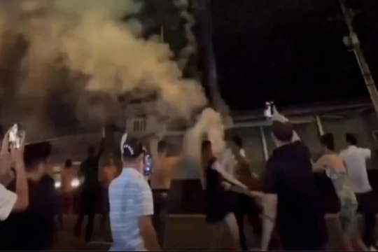 Khởi tố nhóm đối tượng đốt pháo hoa, nhảy múa trên Quốc lộ 1