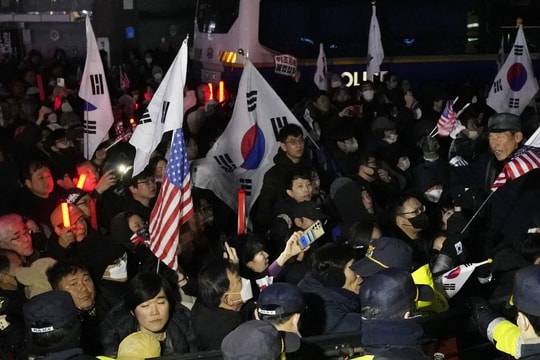 Tổng thống Hàn Quốc tiếp tục bị giam giữ, người biểu tình xông vào đập phá tòa án